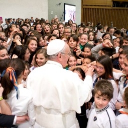 Pope_Francis_students-255x254